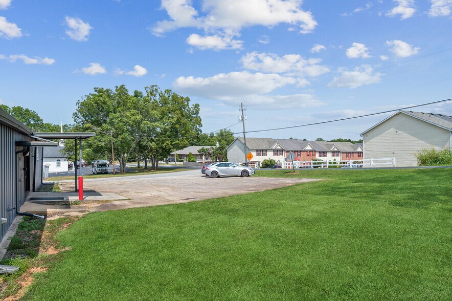 More Photos Of 4228 Main St, Oakwood Showroom For Lease