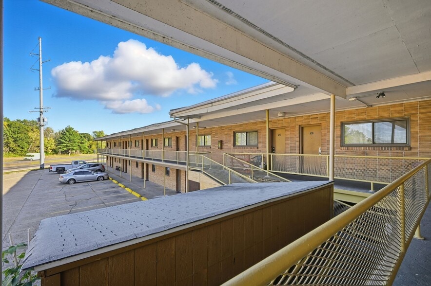 More Photos Of 16 S Country Club Rd, Decatur Hotel For Sale