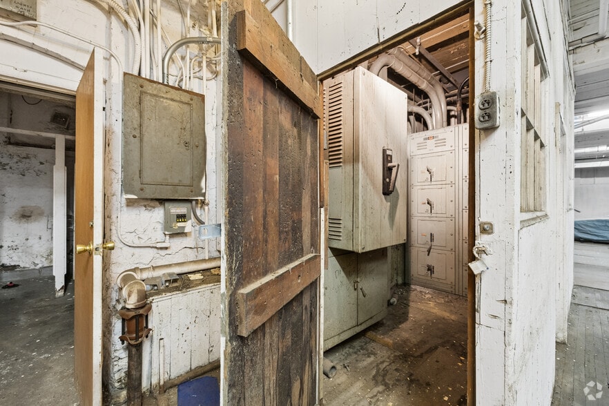 More Photos Of 17 Mill Pl, New York Mills Unknown For Sale