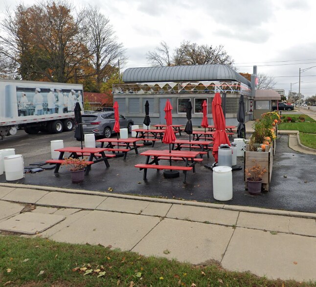 More Photos Of 2211 S Cedar St, Lansing Restaurant For Sale