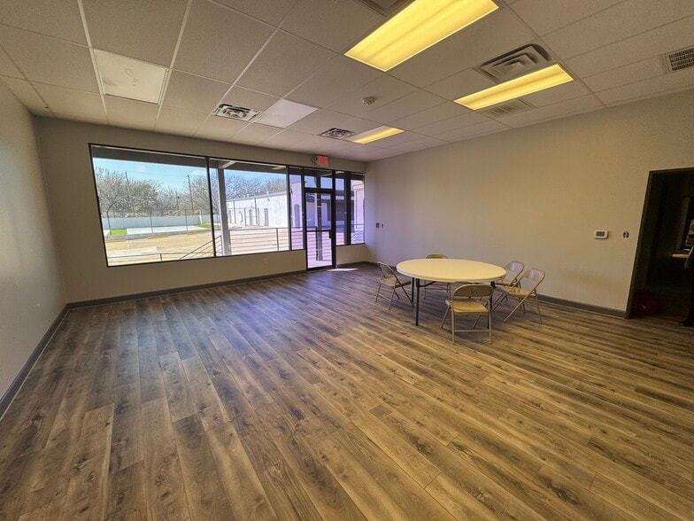 More Photos Of 202 W Center St, Duncanville Freestanding For Lease