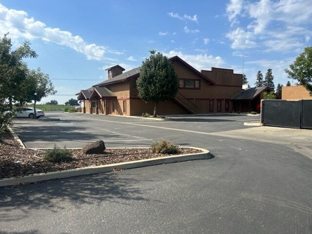 More Photos Of 6100 S Mooney Blvd, Visalia Restaurant For Lease