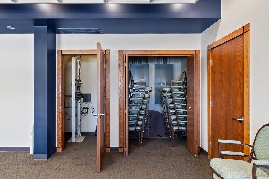 More Photos Of 40 W 4th St, Mansfield Storefront Retail Office For Lease