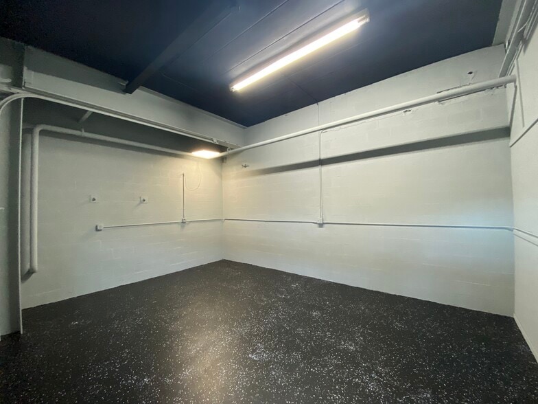 More Photos Of 1402 S 15th St, Louisville Light Distribution For Sale