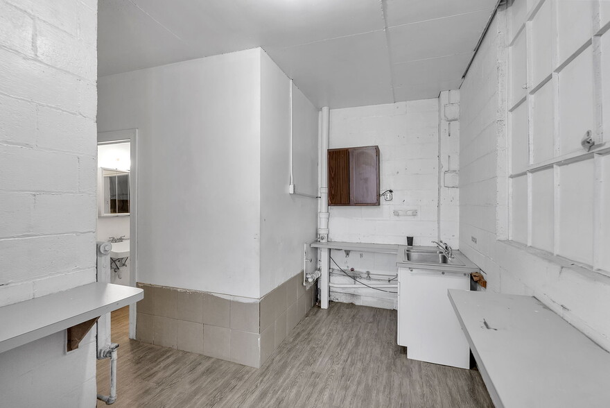 More Photos Of 9900 Northlawn St, Detroit Warehouse For Sale