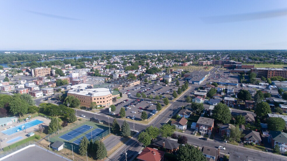 More Photos Of 145 Boul Saint-Joseph, St-Jean Office For Lease