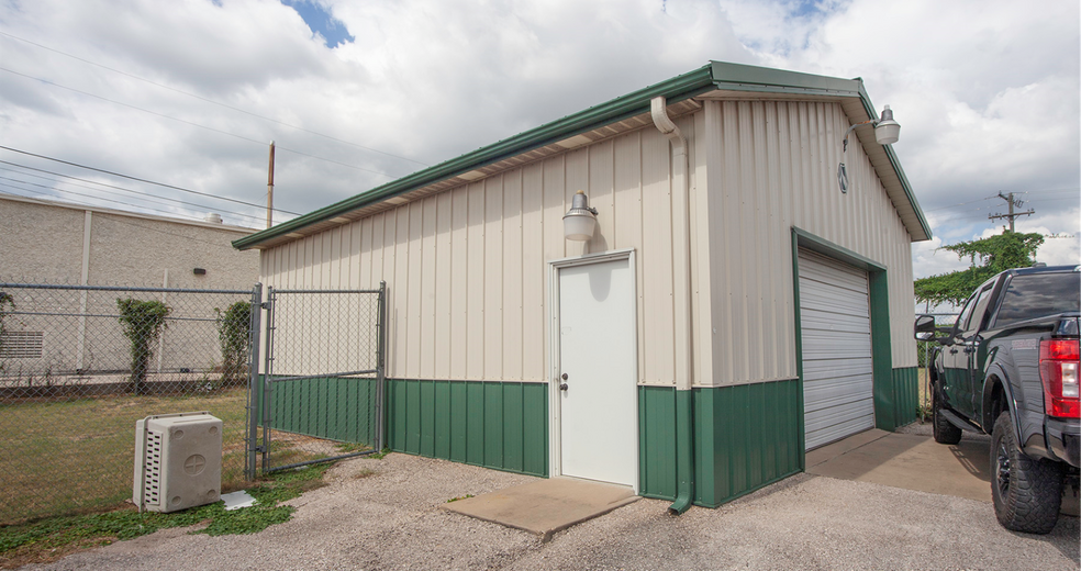 More Photos Of 419 Lake Air Dr, Waco Office For Sale