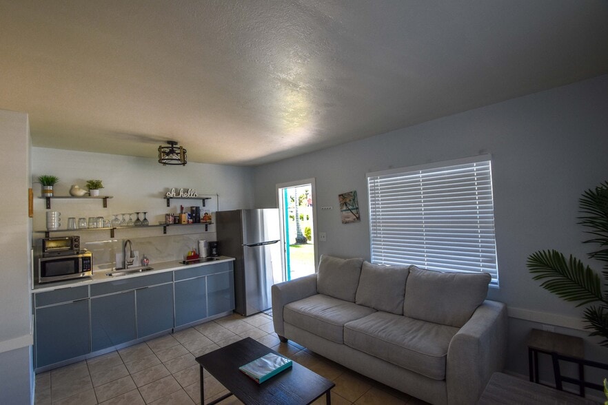 More Photos Of 14621 McGregor Blvd, Fort Myers Apartments For Sale