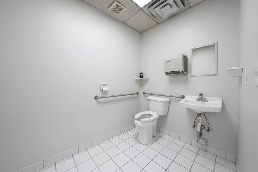 More Photos Of 1989 N Opdyke Rd, Auburn Hills Freestanding For Sale