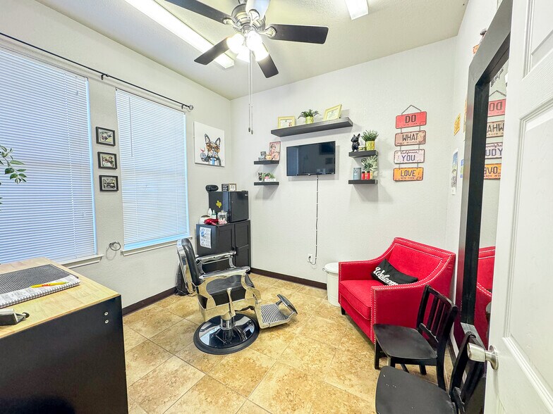 More Photos Of 1311 Chisholm Trl, Round Rock Office For Sale