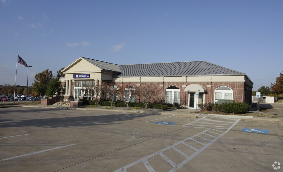 More Photos Of 921 W Lamar Blvd, Arlington Bank For Sale