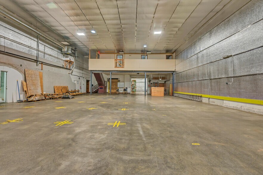 More Photos Of 2391 S Main St, Waterbury Showroom For Lease