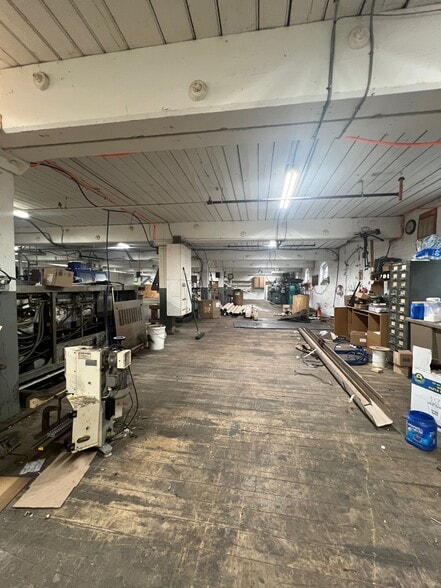 More Photos Of 50 Industrial Cir, Lincoln Manufacturing For Lease