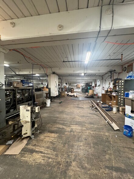 More Photos Of 50 Industrial Cir, Lincoln Manufacturing For Lease