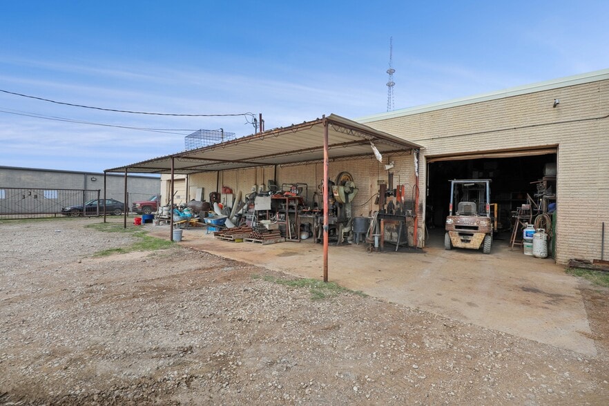 More Photos Of 3616-3618 Dividend Dr, Garland Manufacturing For Sale