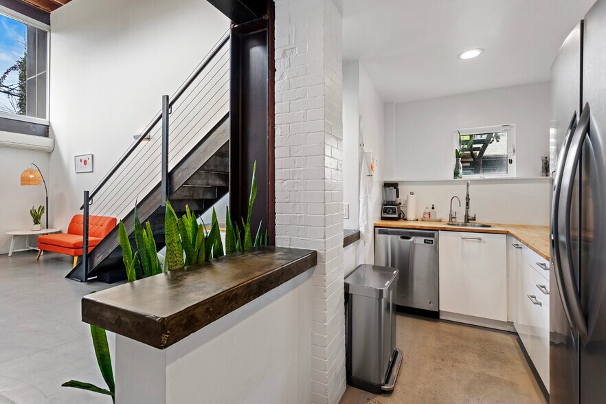 More Photos Of 1322 Innes Pl, Venice Office Residential For Sale