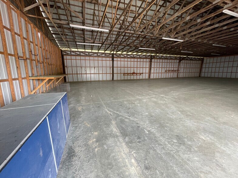 More Photos Of 702 Chastain Blvd W, Glencoe Warehouse For Lease