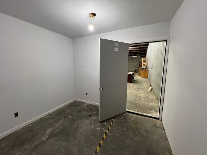 More Photos Of 115 NW Adeline Ave, Bartlesville Warehouse For Lease