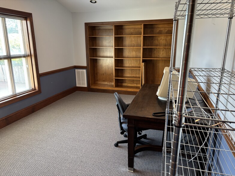 More Photos Of 1500-1502 Orchard Lake Dr, Charlotte Office For Lease
