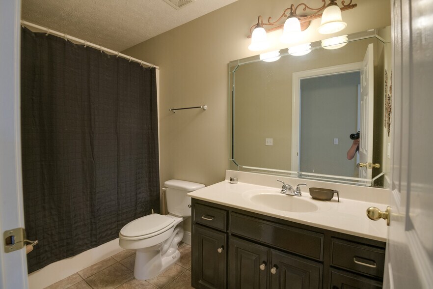 More Photos Of 2533 Highway 41A S, Shelbyville Showroom For Sale