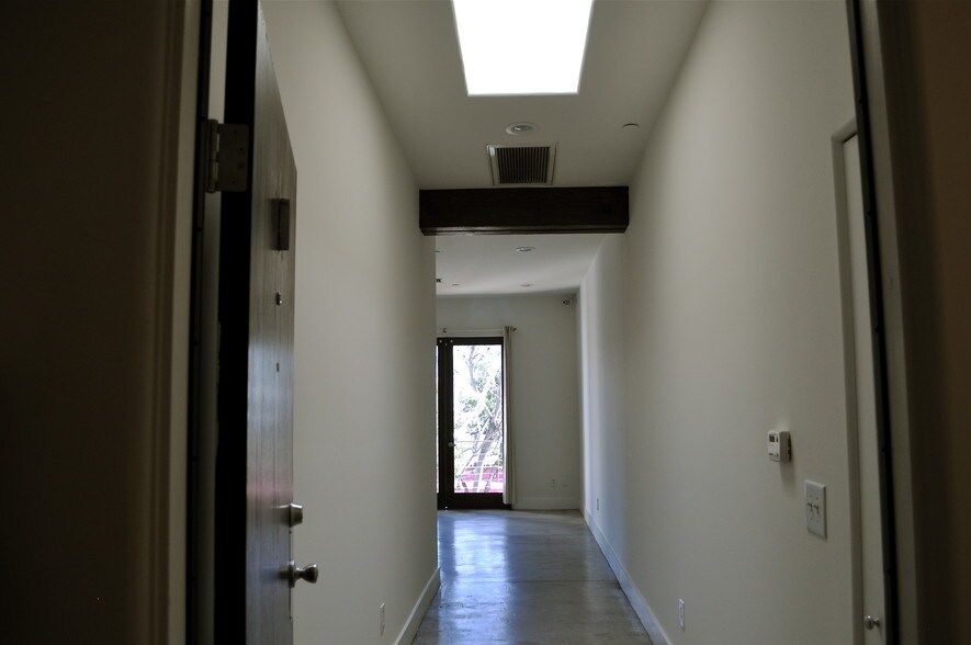 More Photos Of 7494 Santa Monica Blvd, West Hollywood Office For Lease