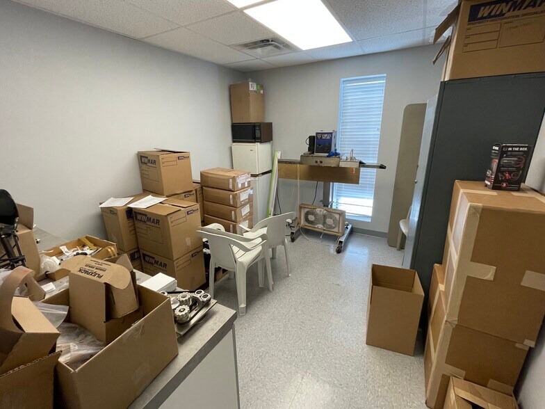 More Photos Of 576 Elgin St, Brantford Warehouse For Lease