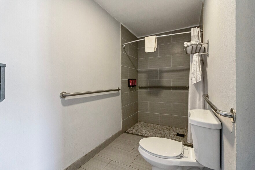 More Photos Of 2127 Inyo St, Fresno Hotel For Sale