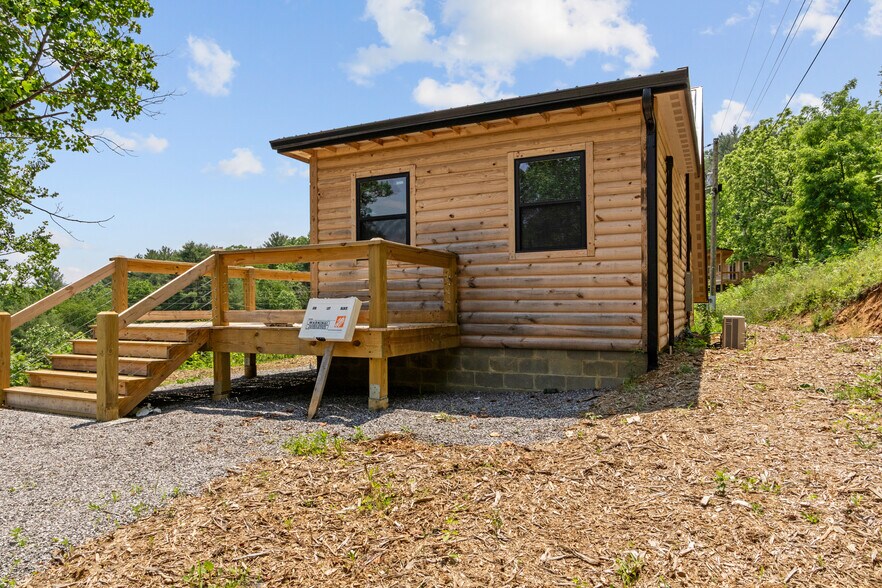 More Photos Of 137 Red Maple Ln, Burnsville Apartments For Sale