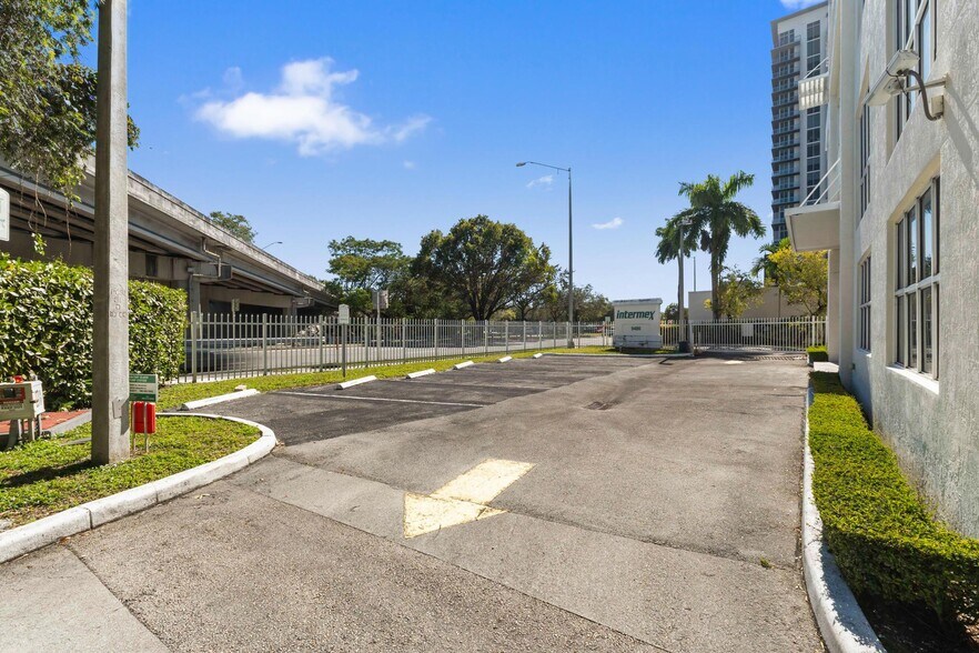 More Photos Of 9480 S Dixie Hwy, Miami Office For Lease