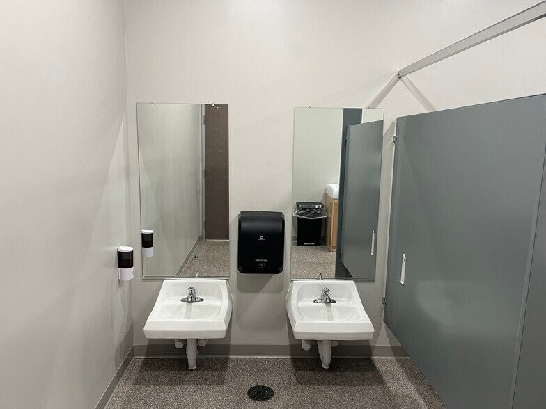 More Photos Of 1606 NW Irvinedale Dr, Ankeny General Retail For Sale