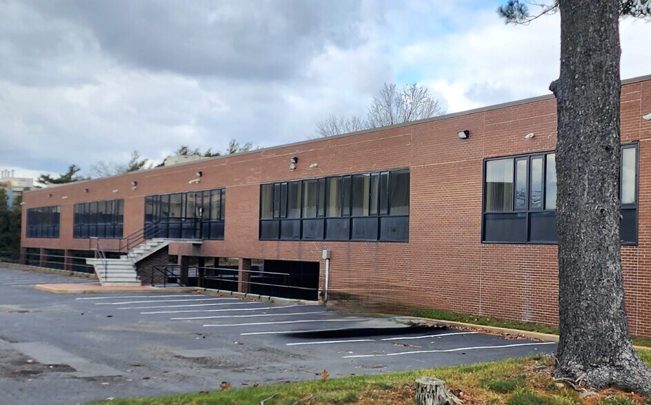 More Photos Of 1 Michael Ave, Farmingdale Office For Lease