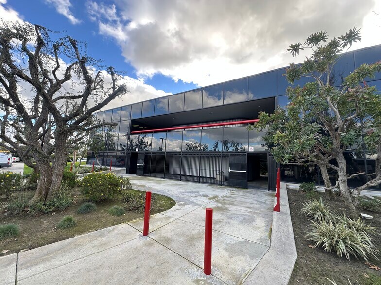 More Photos Of 5401 Business Park S, Bakersfield Loft Creative Space For Sale