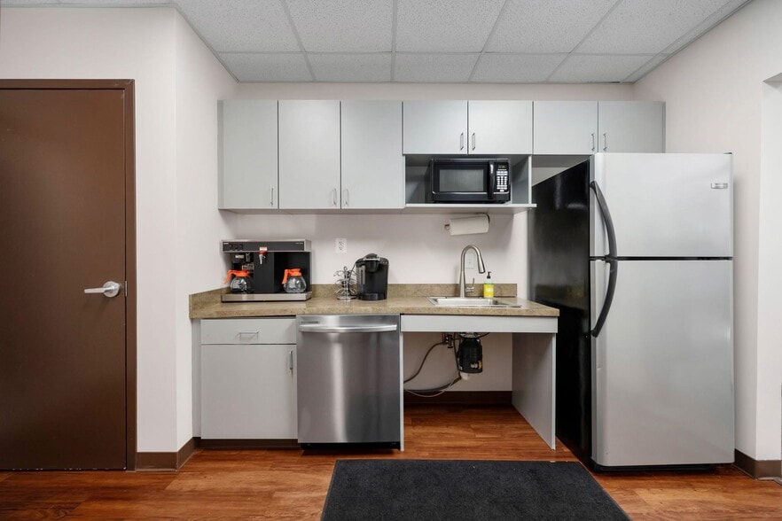 More Photos Of 927 Maple Grove Dr, Fredericksburg Office For Sale