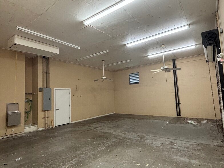 More Photos Of 8407 Pinehurst Dr, Tampa Office For Lease