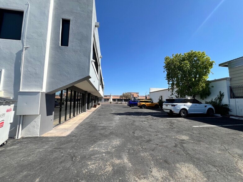 More Photos Of 2841 E Bell Rd, Phoenix Storefront Retail Office For Lease