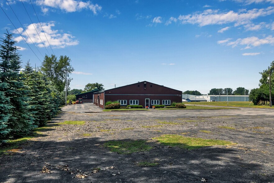 More Photos Of 7120 Seneca St, Elma Warehouse For Lease