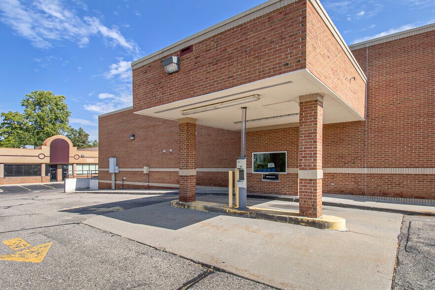 More Photos Of 3000 Orchard Lake Rd, Keego Harbor Drugstore For Lease