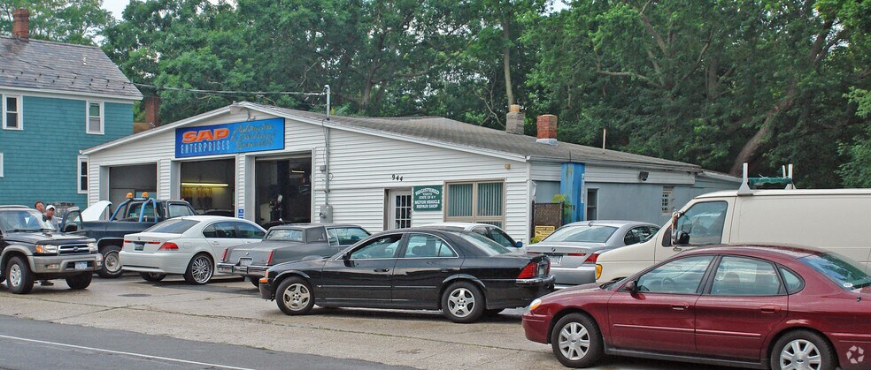 Primary Photo Of 944 E Main St, Riverhead Auto Repair For Sale