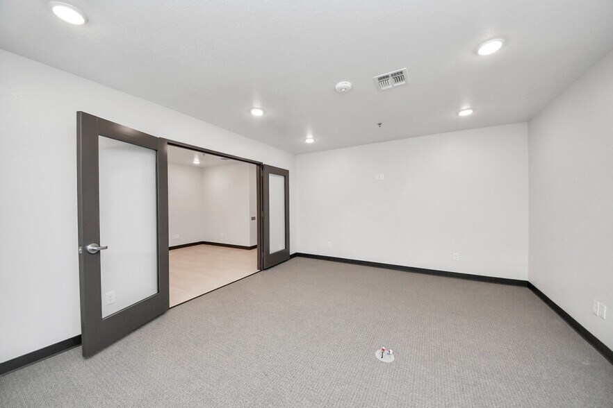 More Photos Of 6536 Greatwood Pky, Sugar Land Office For Sale