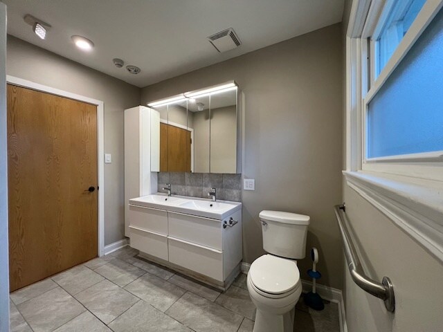 More Photos Of 704 E 9th St, Lockport Medical For Sale