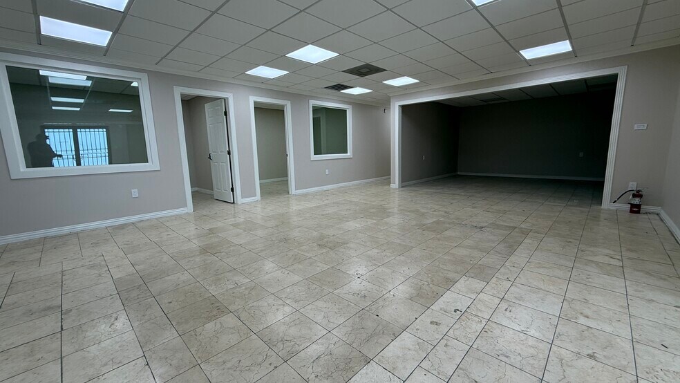 More Photos Of 5901 Schumacher Ln, Houston Office Residential For Lease