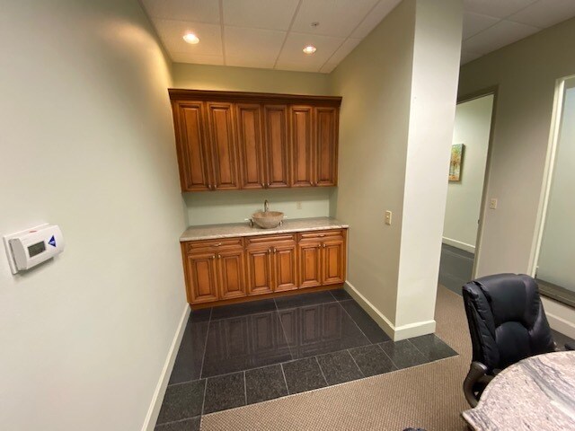 More Photos Of 1451 Global Ct, Sarasota Showroom For Lease