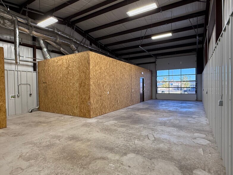 More Photos Of 7804 NW 94th St, Oklahoma City Warehouse For Lease