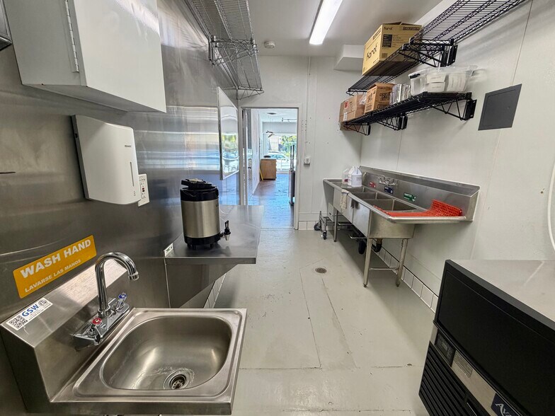 More Photos Of 816 Lincoln Blvd, Venice Storefront For Lease