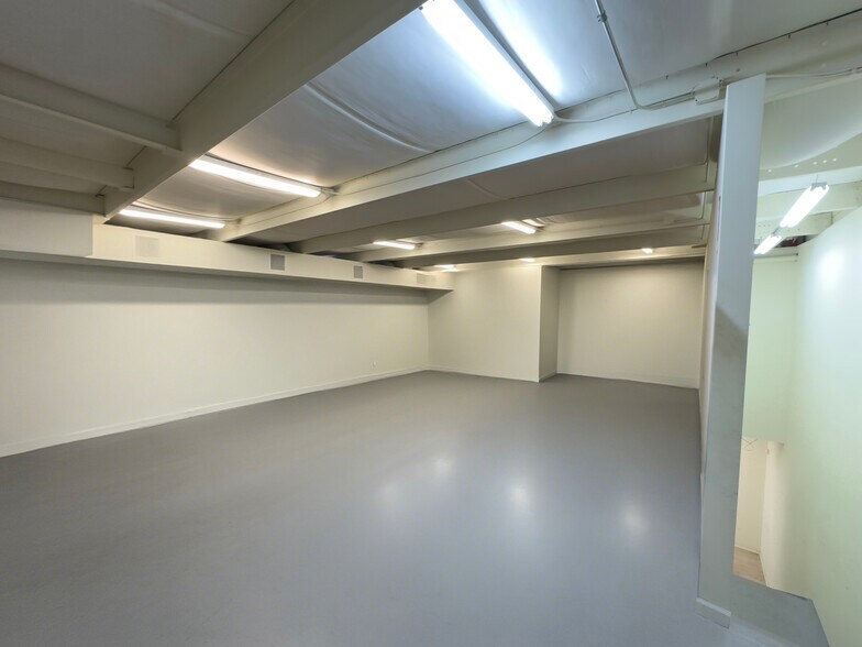 More Photos Of 12838 Murphy Rd, Stafford Showroom For Sale