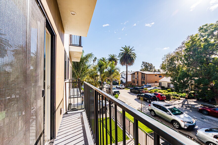 More Photos Of 5209 W 20th St, Los Angeles Multifamily For Sale