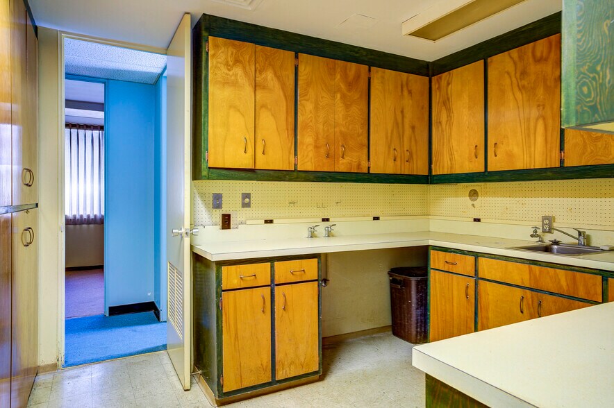 More Photos Of 337 Bluff City Hwy, Bristol Office For Sale