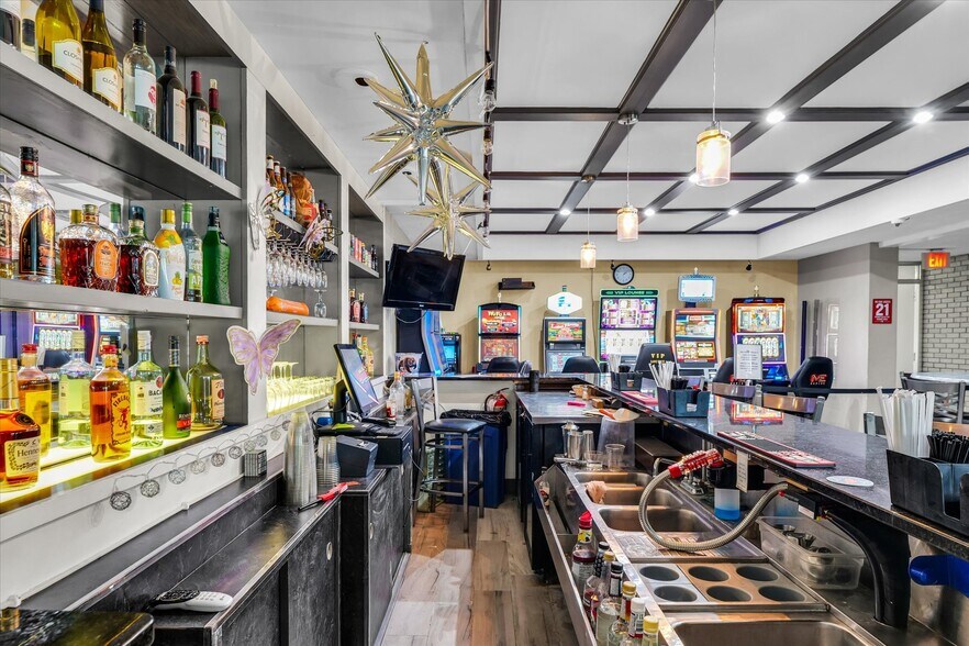 More Photos Of 1907 N Cunningham Ave, Urbana Hotel For Sale