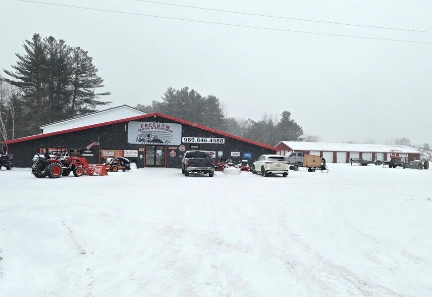 More Photos Of 4433 S Huron Rd, Standish Showroom For Sale