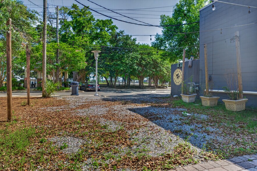 More Photos Of 142 & 144 US-98 Miracle Strip Pky, Fort Walton Beach Storefront For Sale